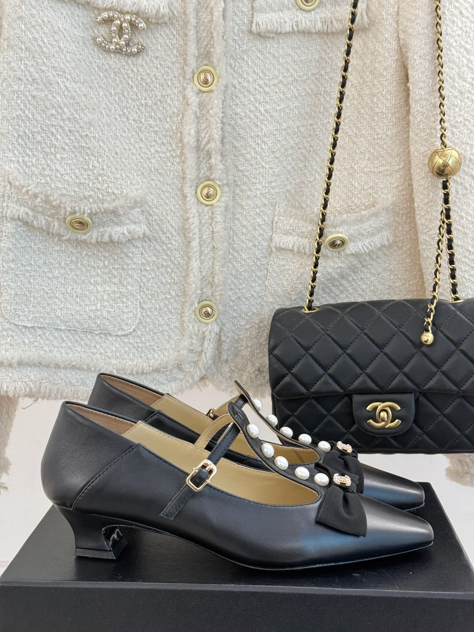 Туфли-мэри-джейн Chanel 2024 с жемчужным верхом - черные