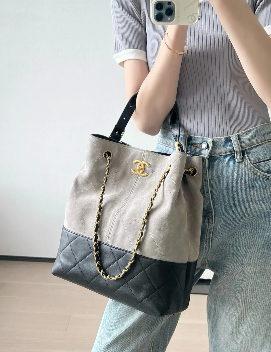 Chanel - Замшевая прямая сумка-шоппер - Серая с золотой фурнитурой