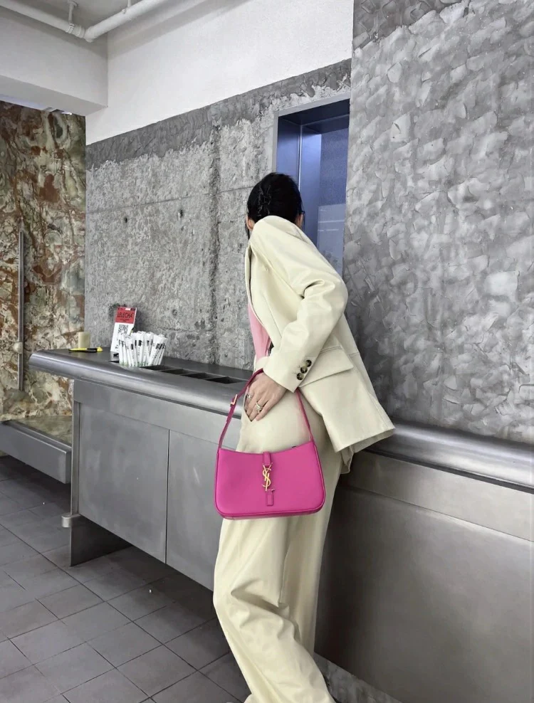 Коллекция YSL Весна/Лето 2022 - Сумка-седло - Фуксия с золотой фурнитурой - Однотонная кожа