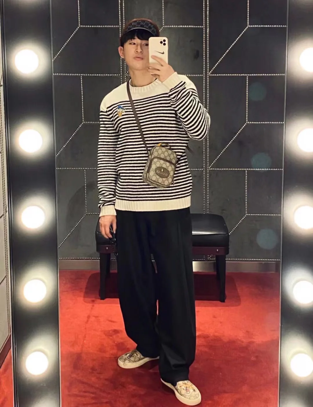 Сумка для телефона Gucci с головой тигра