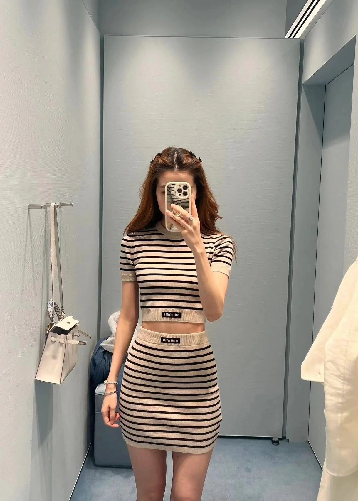 Miu Miu - 2404 - Комплект из хлопкового трикотажного топа с круглым вырезом и короткими рукавами и юбки.