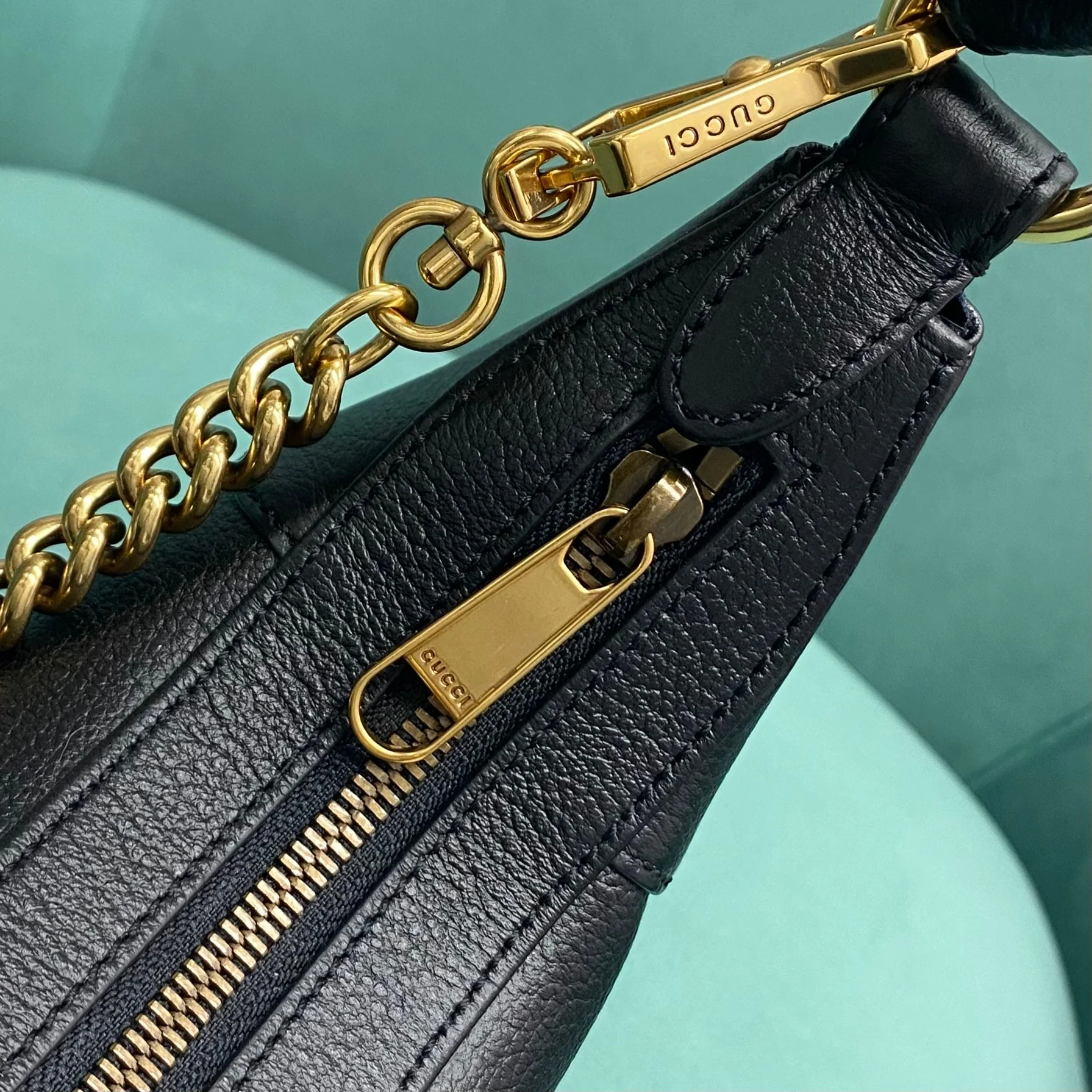 Сумка Gucci на цепочке через плечо - черная