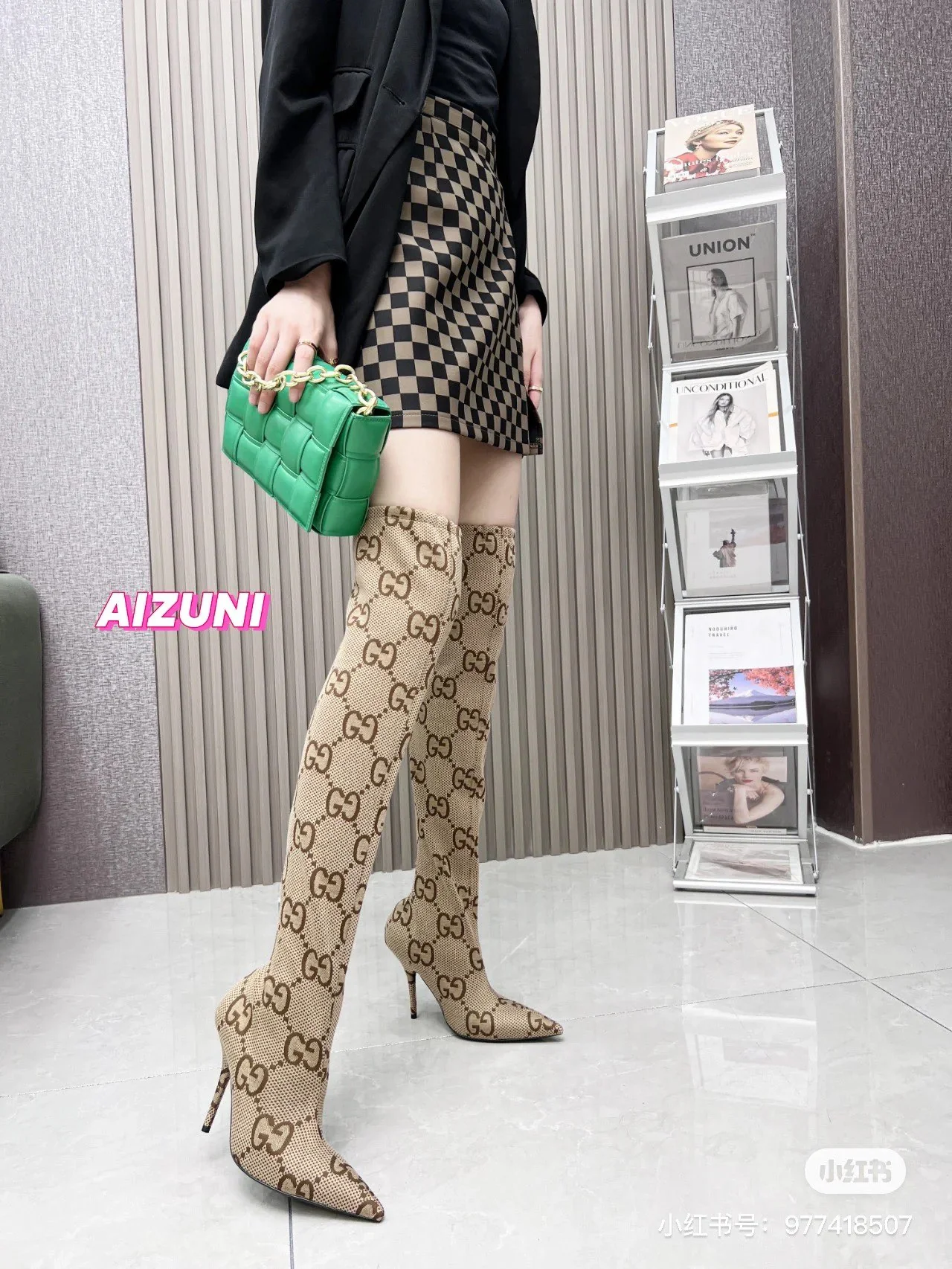 Ботильоны-носки Gucci осень/зима 2022 на шпильке с острым носком — фото в образе.