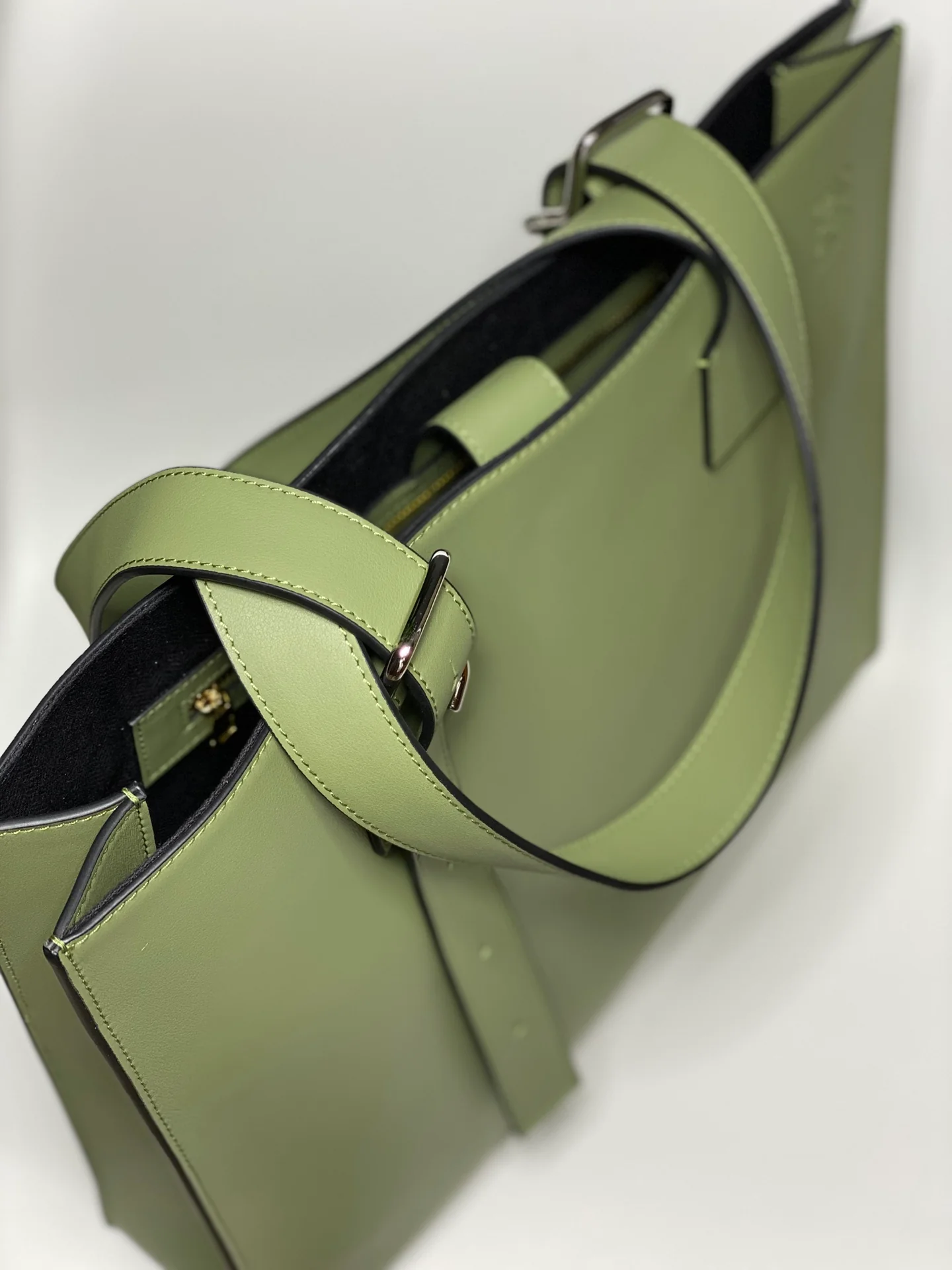 Сумка-тоут с горизонтальной пряжкой Loewe