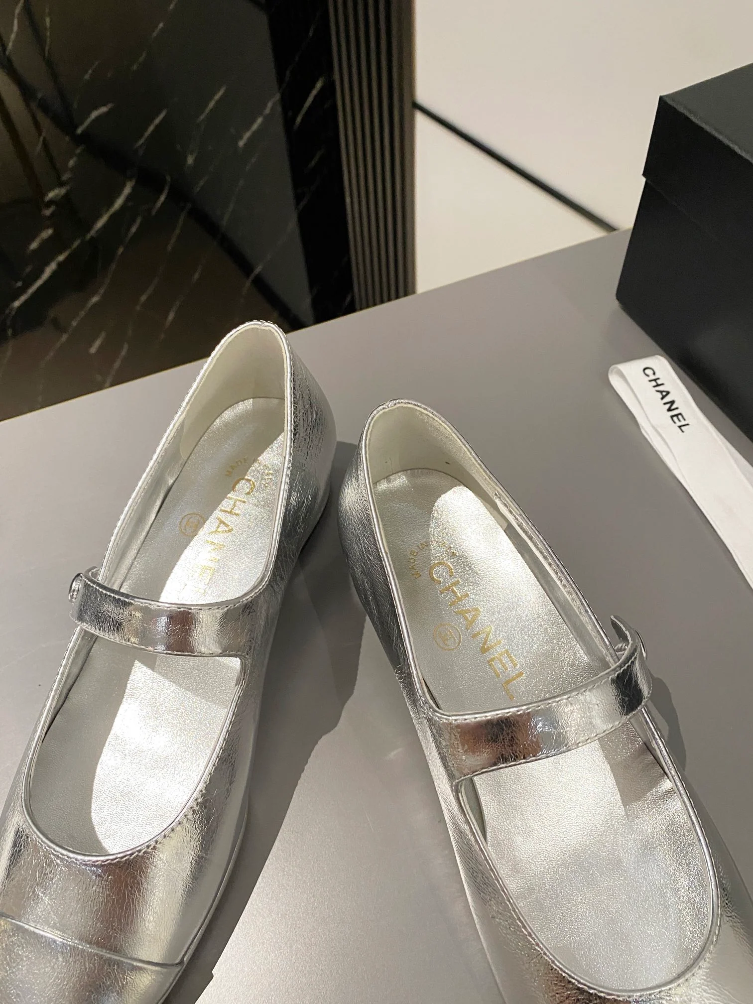 Новинка сезона осень/зима 2023 от Chanel - туфли Мэри Джейн - серебристые.