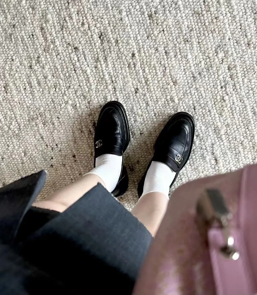 Новинка сезона осень/зима 2023 от Chanel — лоферы на платформе.