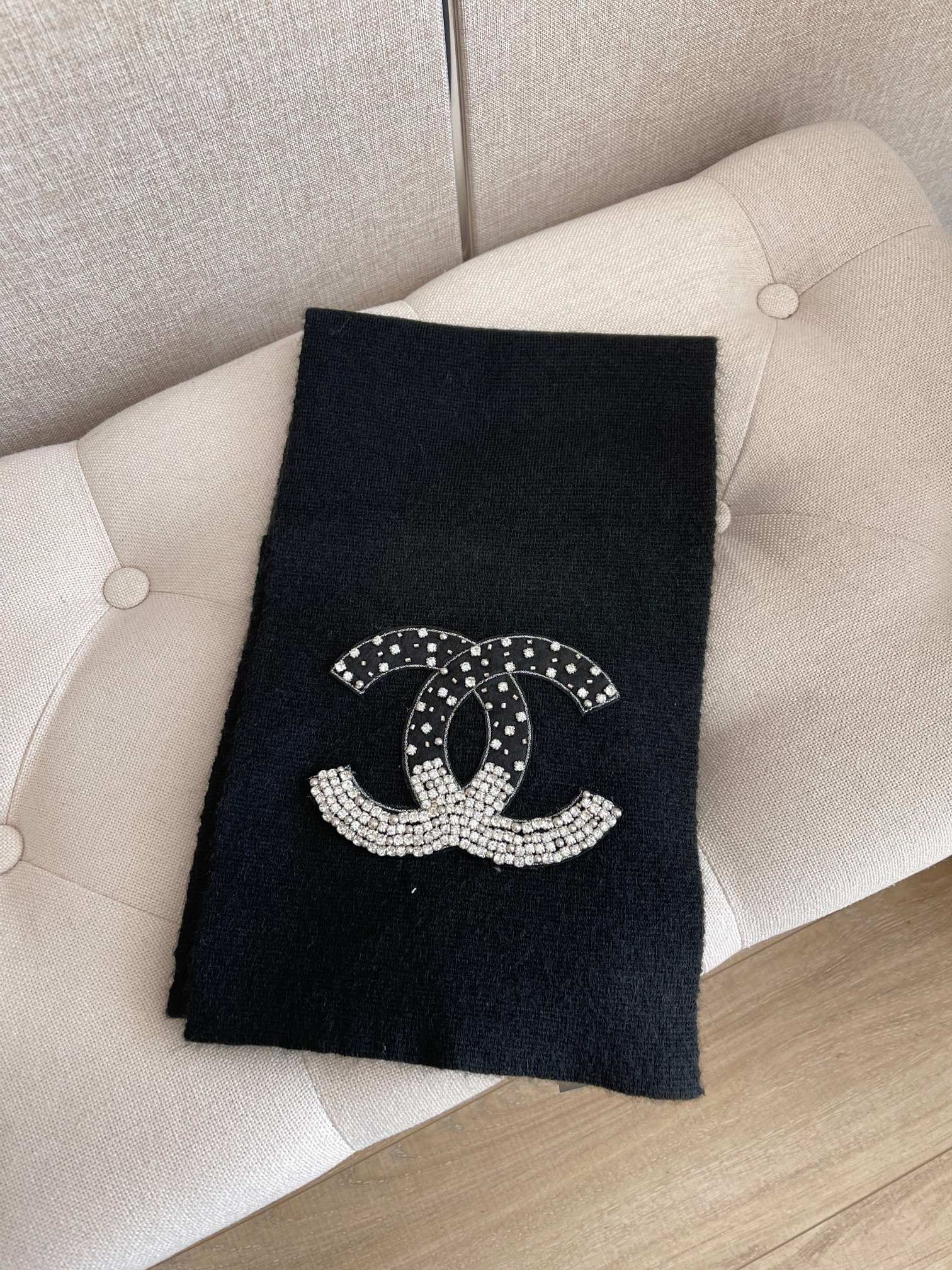 Chanel 22a Hidden Collection - Кашемировый шарф ручной работы, украшенный бриллиантами.