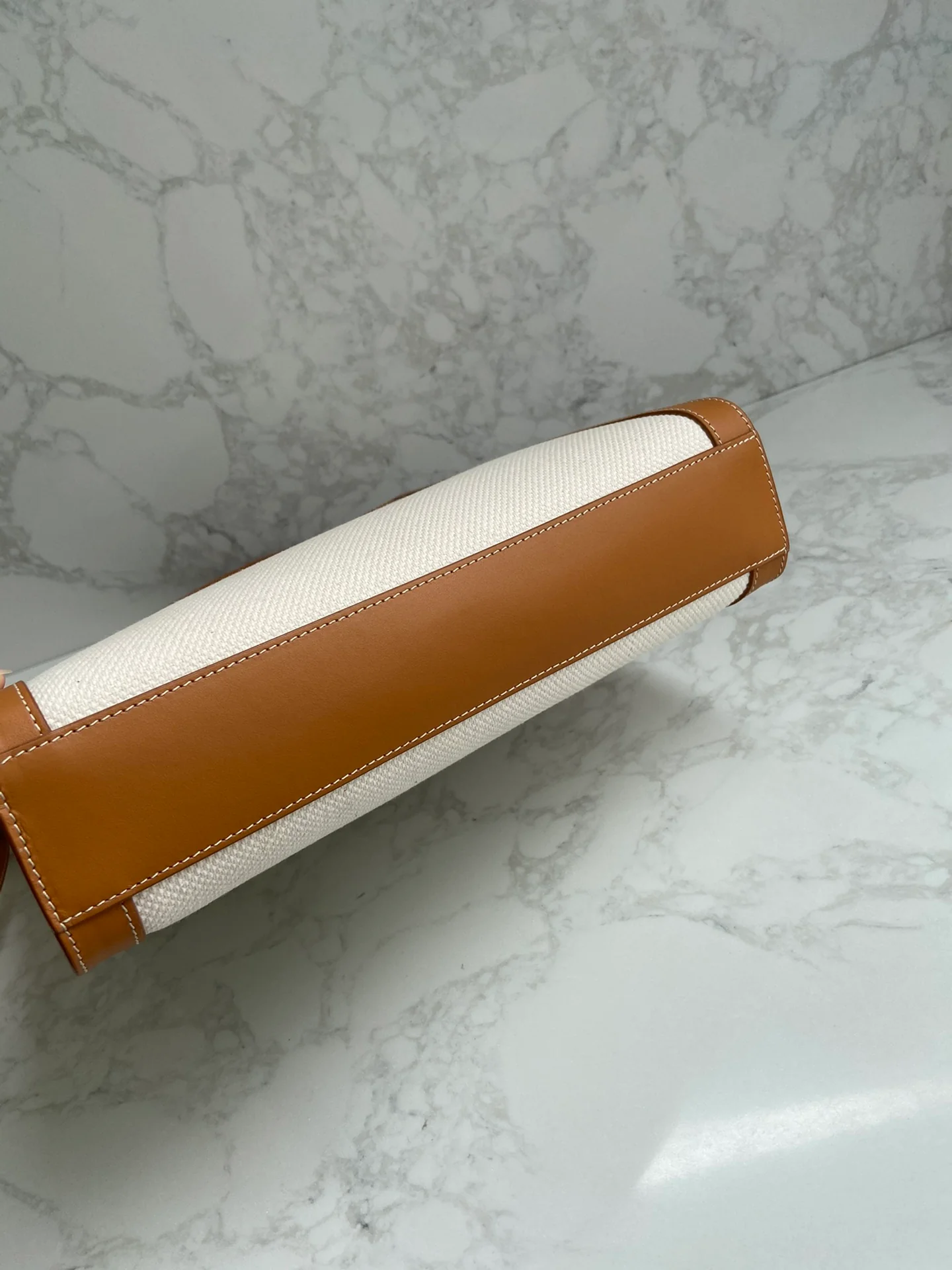 Вертикальная сумка Celine Cabas из канваса с принтом и телячьей кожи.