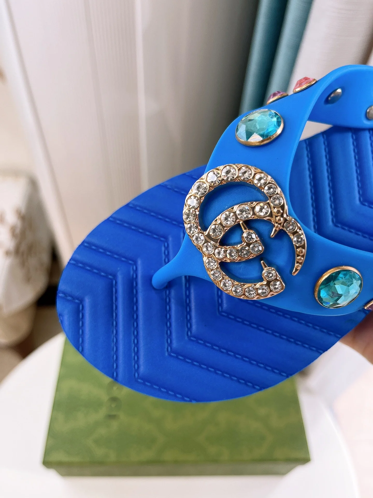 Летняя коллекция Gucci 2022 — Пляжная обувь — Синий