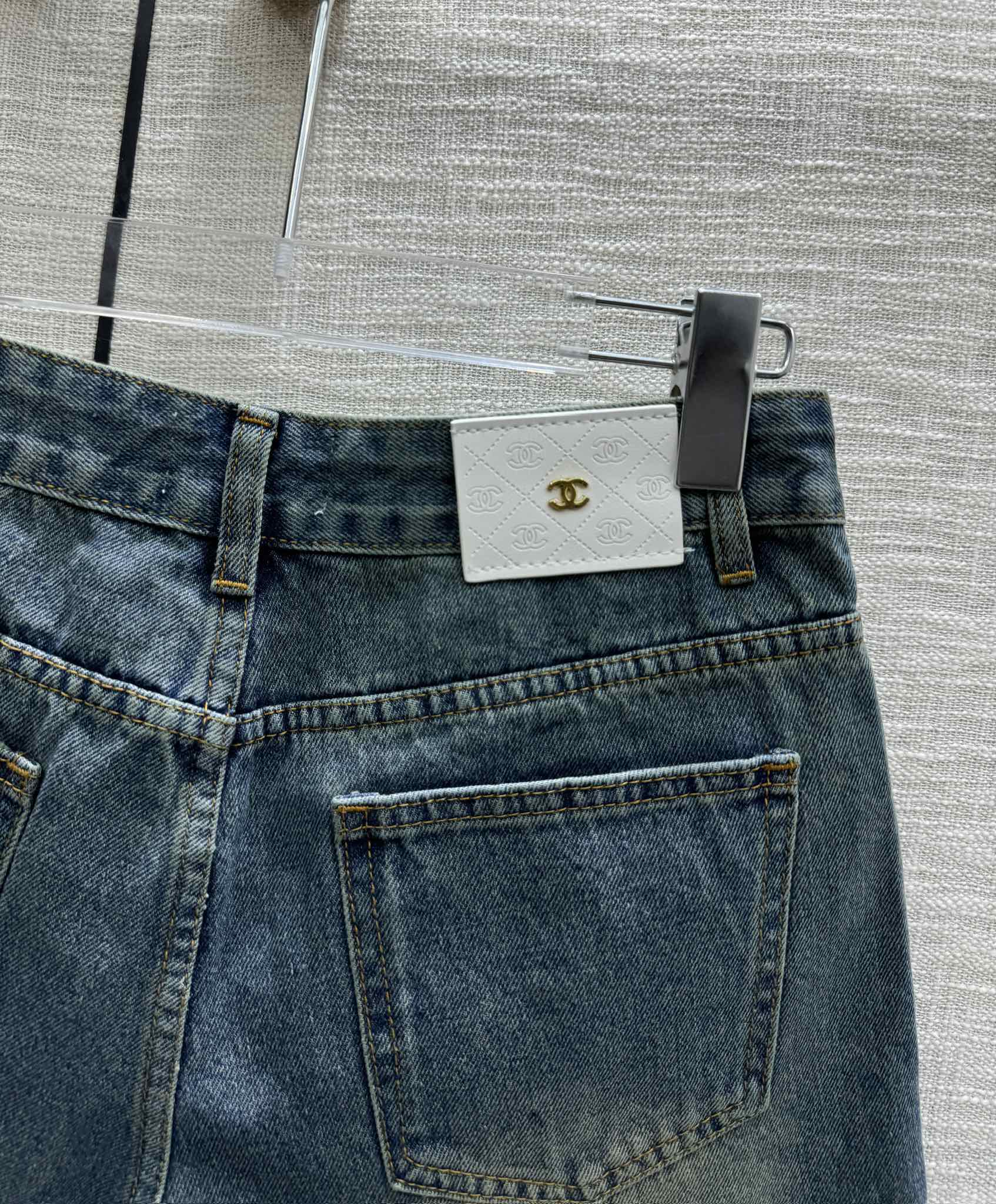 Джинсовые шорты Chanel 2403 с высокой талией и двумя карманами.