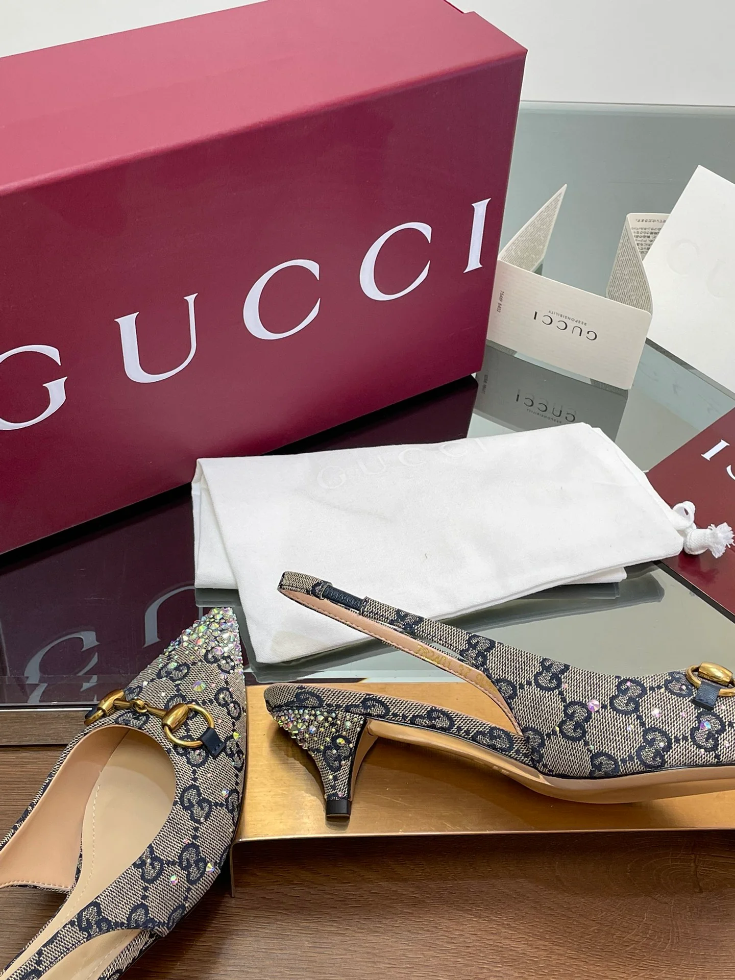 Босоножки Gucci 2025 с острым носком - серые