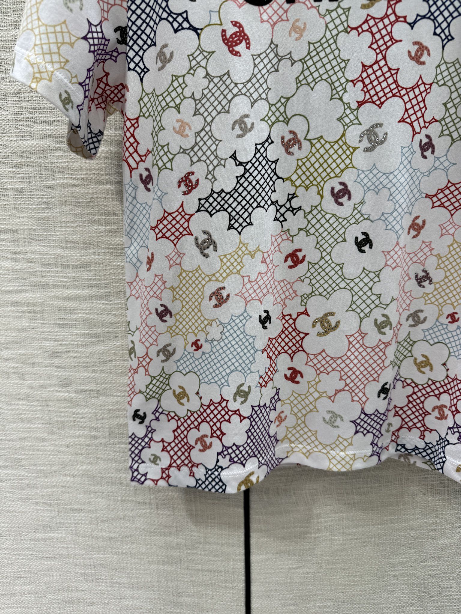 Футболка Chanel 2403 с круглым вырезом и короткими рукавами, украшенная множеством пайеток.