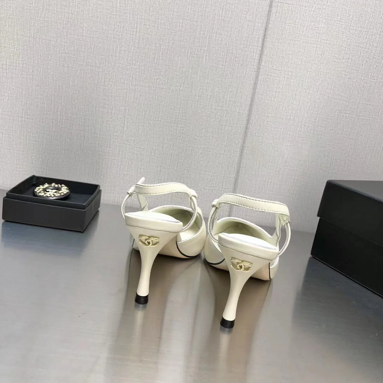 Коллекция Chanel 2022 года с подиума - Туфли на каблуке с острым носком - Белые