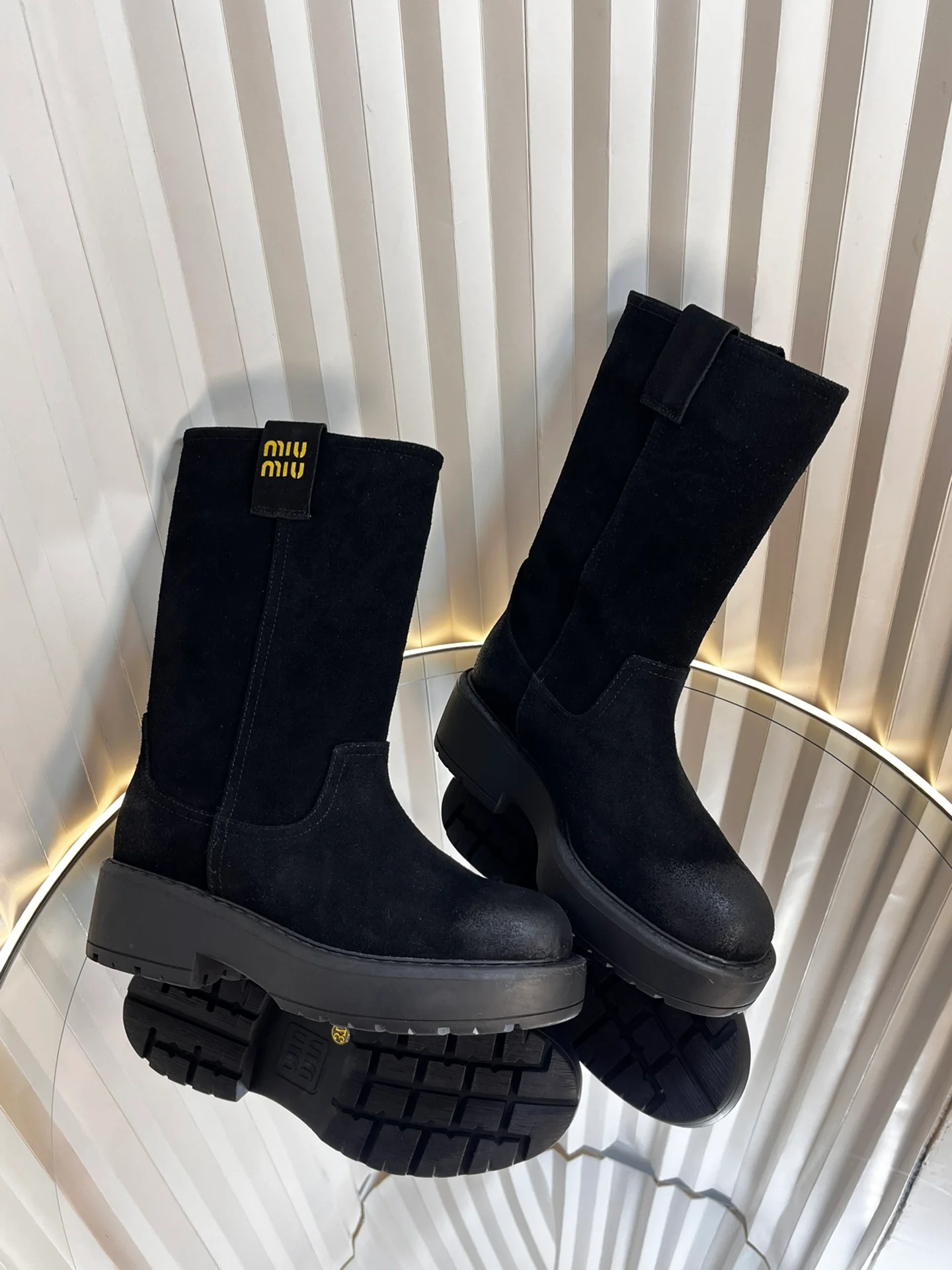 Замшевые сапоги Miu Miu 2024 — черные