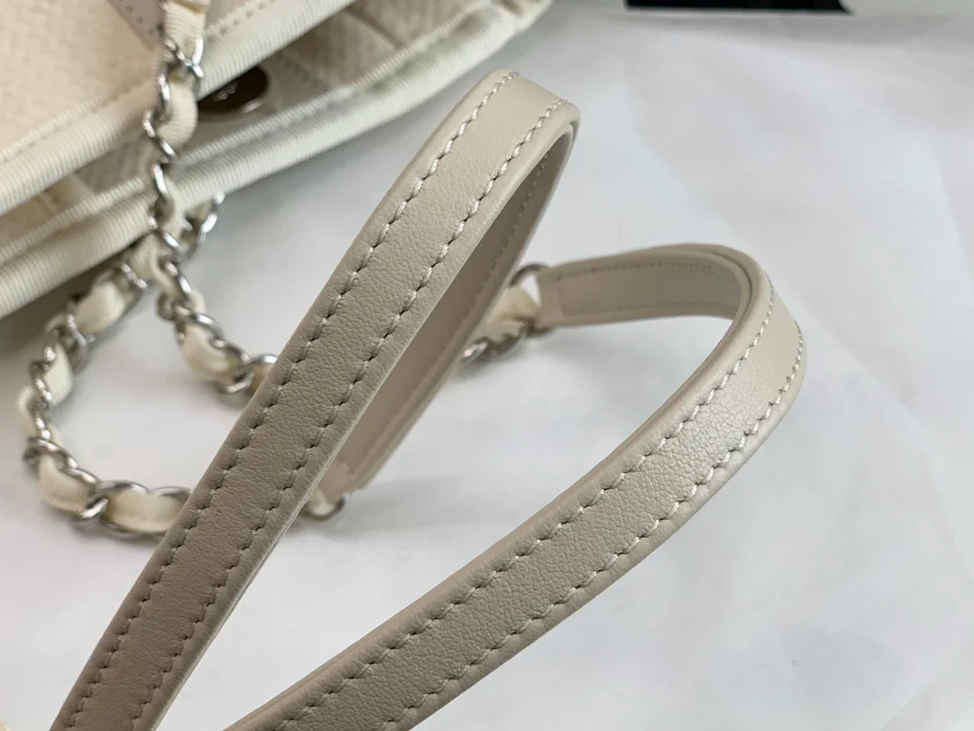 Пляжная сумка Chanel из коллекции осень/зима 2022 — белая — маленькая.