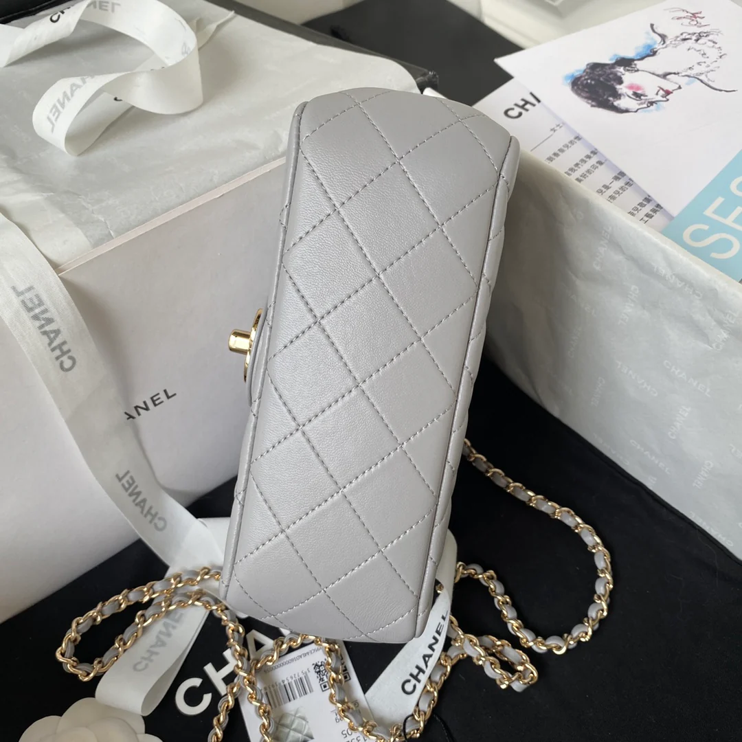 Коллекция Chanel Pre-Fall 2023 - Сумка CF с ручкой, украшенной стразами - Серая - 18 см