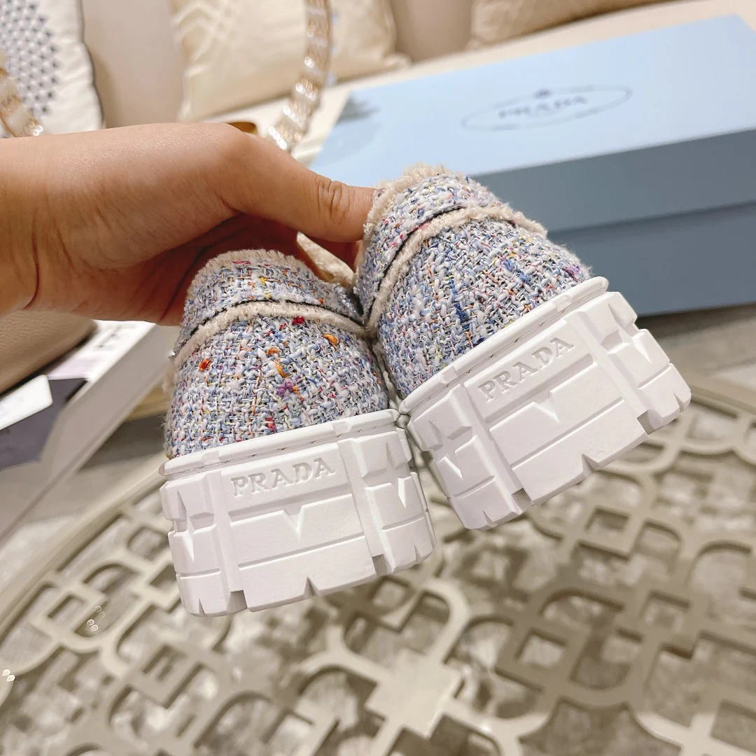 Prada - Новинка сезона осень/зима 2022 - Туфли из состаренной парусины - 1