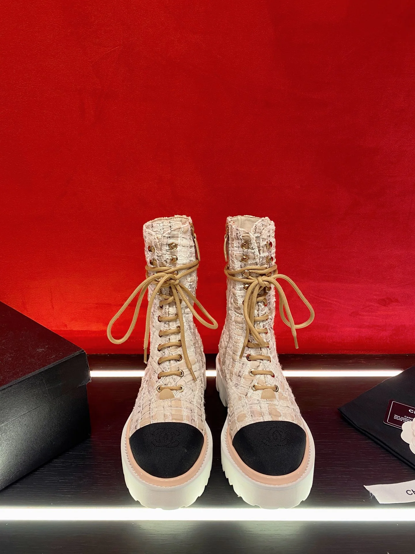 Новинка сезона осень/зима 2022 от Chanel — Ботинки Dr. Martens на платформе — Розовые с блестками — 5 см