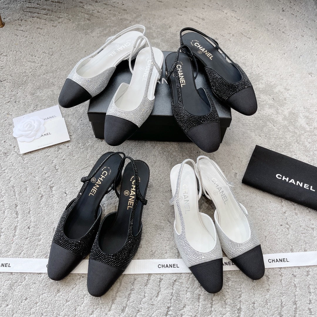 Chanel - Атласные сандалии без каблука со стразами - Черные