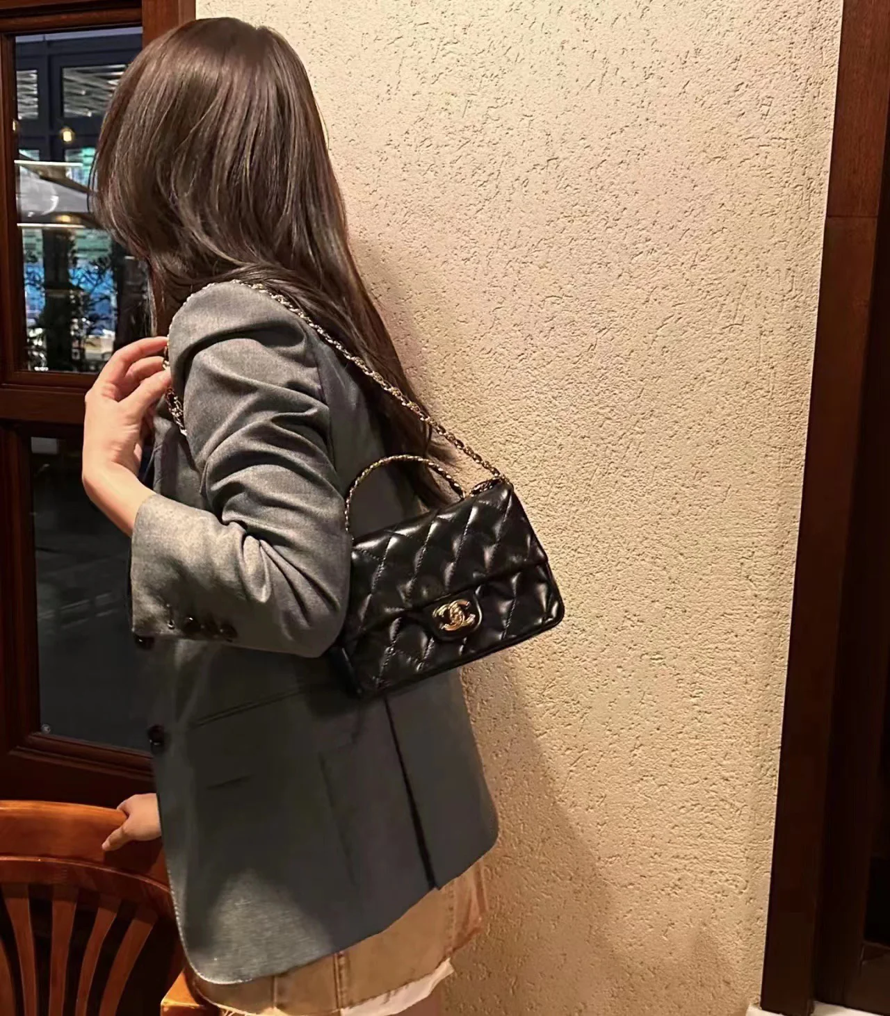 Ручка сумки Chanel 23a CF со стразами - черная