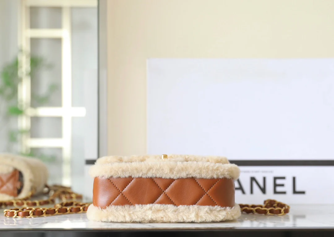 Сумка Chanel с клапаном и цепочкой в ??виде плюшевого мишки из 24-каратного золота (маленькая).