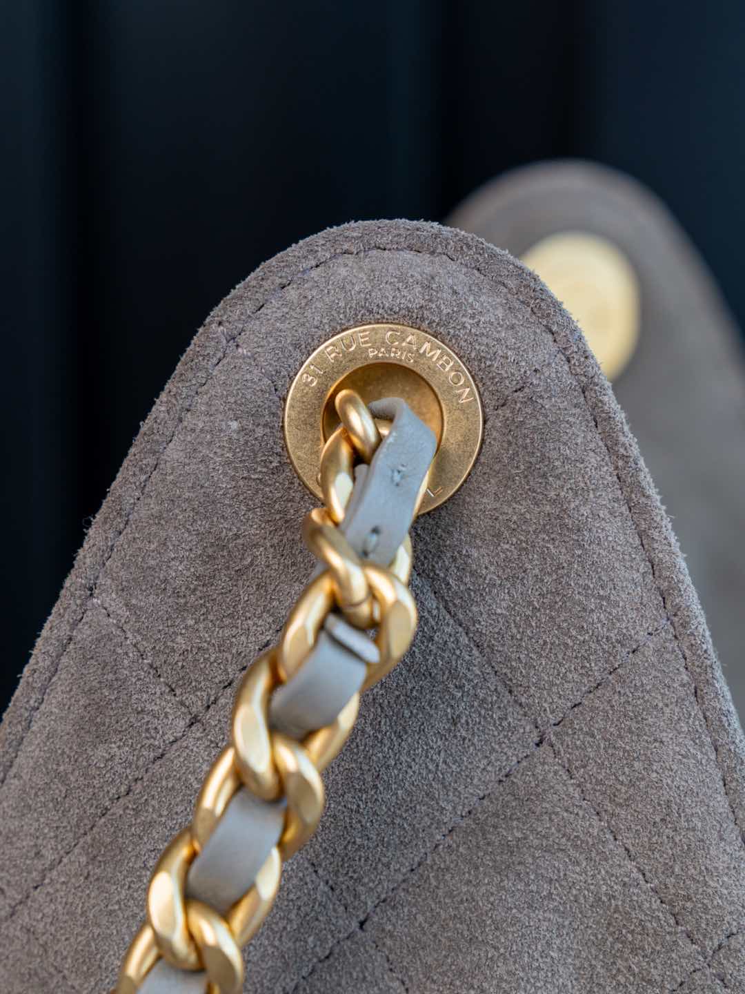 Сумка-хобо Chanel с завязками, замша, серая.