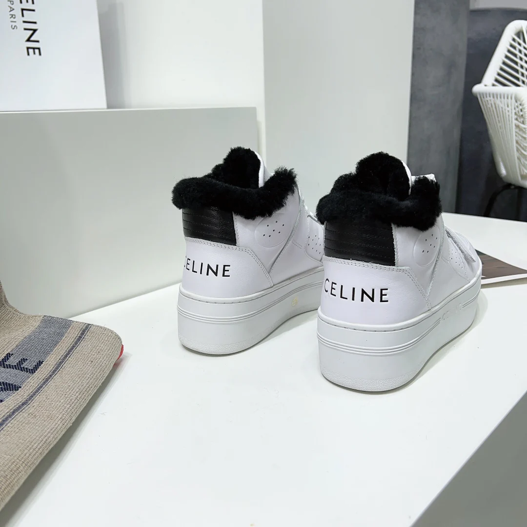 Новинка осенне-зимней коллекции Celine 2022 — высокие кеды на платформе с меховой отделкой — белые.