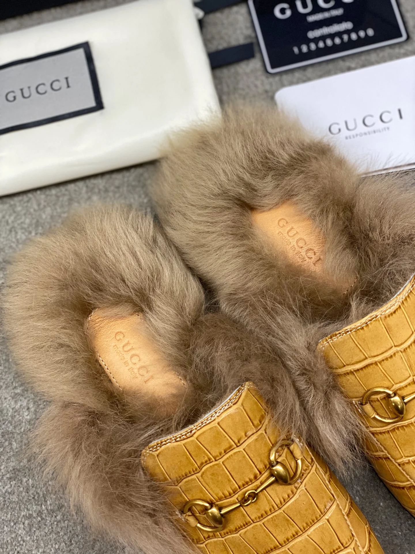 Бутик Gucci 2020 — Последний образ с подиума — Меховые тапочки — Каменный узор