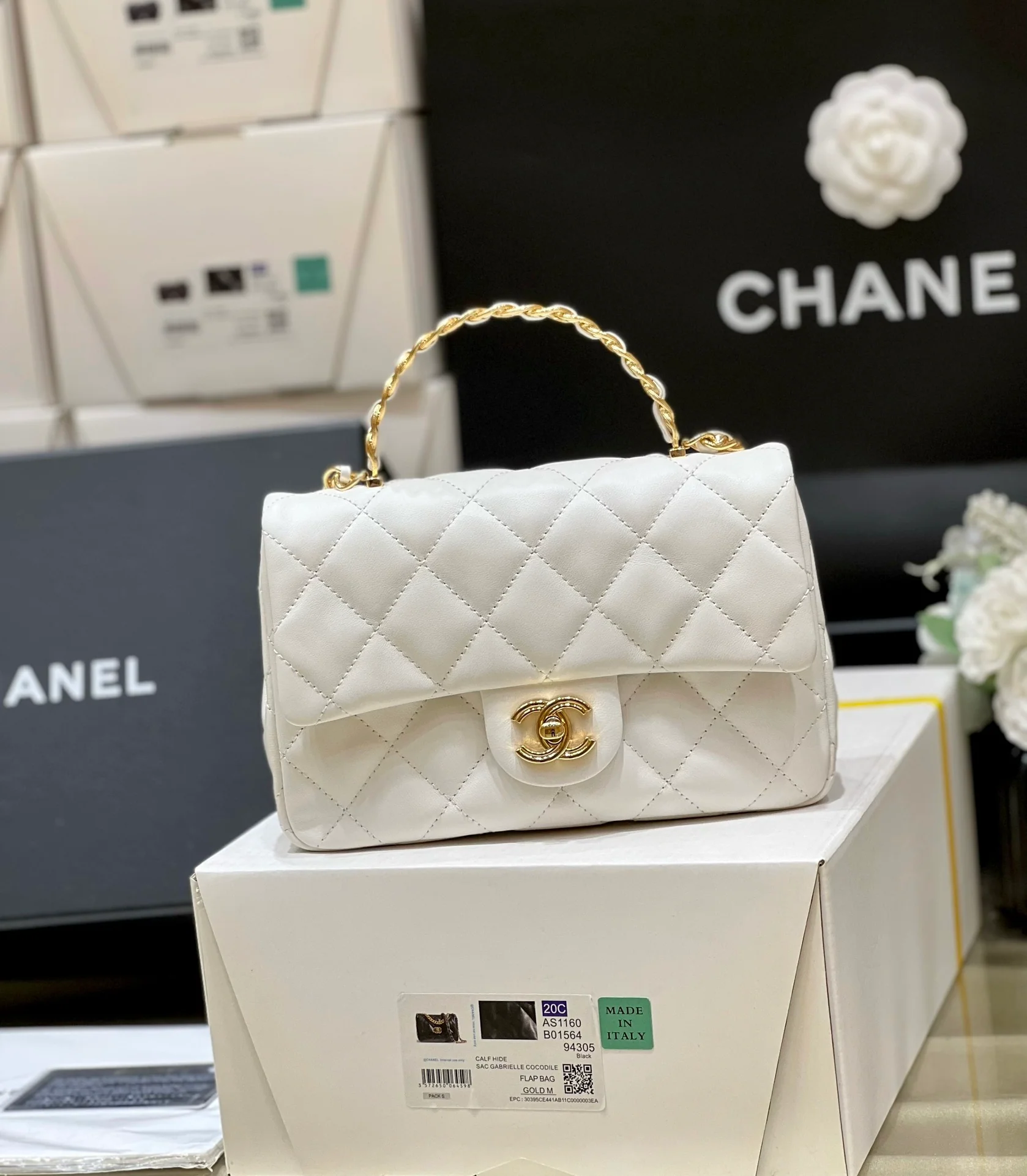 Новинка сезона весна/лето 2023 от Chanel - сумка из овечьей кожи CF - белая.