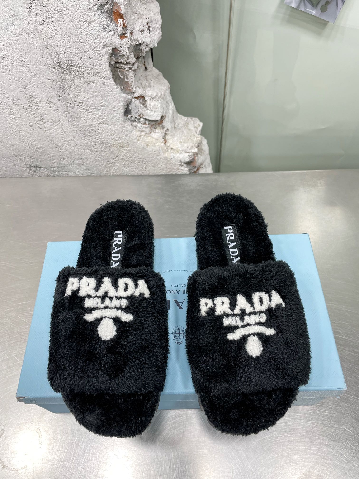 Новинки Prada осень/зима 2022 — Меховые тапочки — Стиль знаменитостей — 2