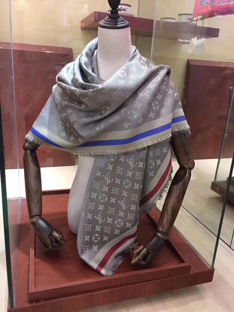 Шелковый шарф LV-140 Monogram — модель высшего класса с исключительно мягкой текстурой — 1