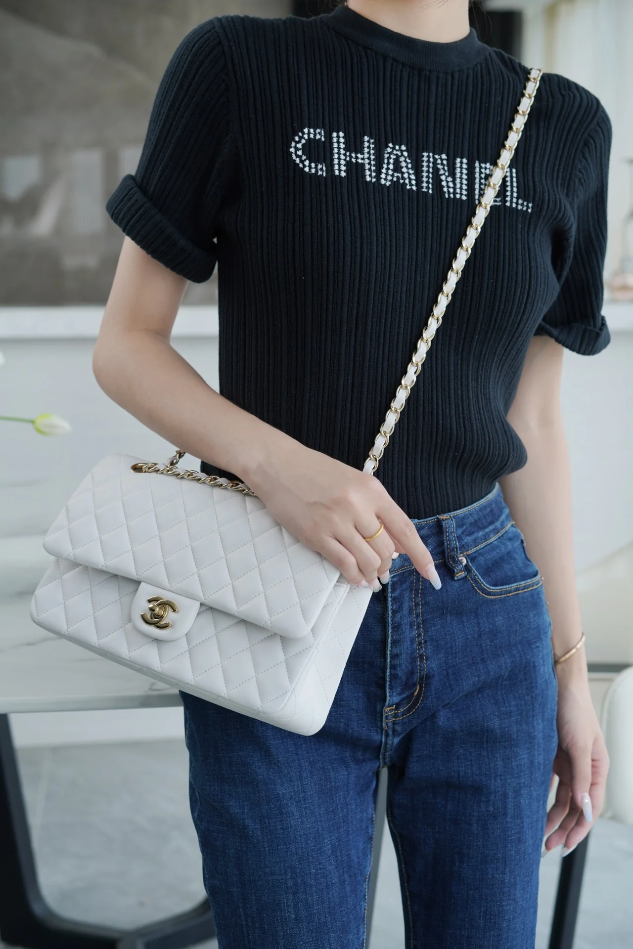 Сумка Chanel CF Medium - 25 см - из белой овечьей кожи с пряжкой из светлого золота - CF25