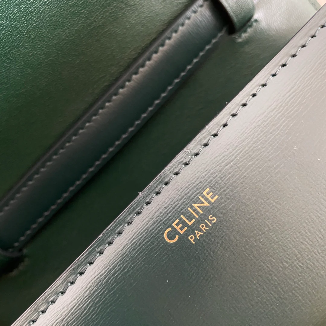 Сумка Celine Box-Tteen из полированной телячьей кожи — темно-зеленая.
