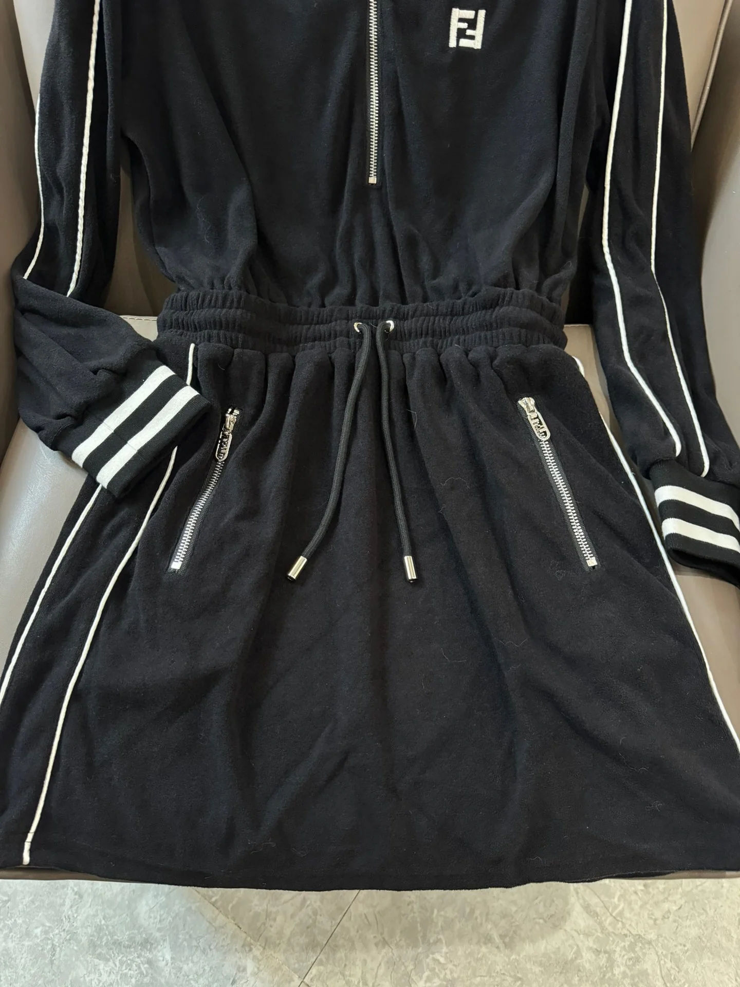 Fendi - 2403 - 24ss Новое бархатное платье с длинными рукавами и вышитой надписью