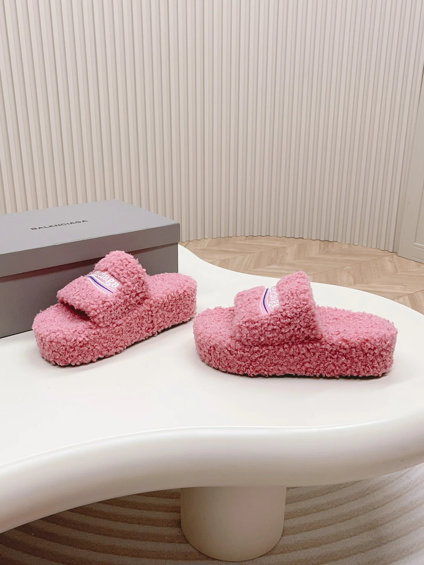 Новинка Balenciaga 2023 года - Меховые тапочки на платформе - Серые - 1