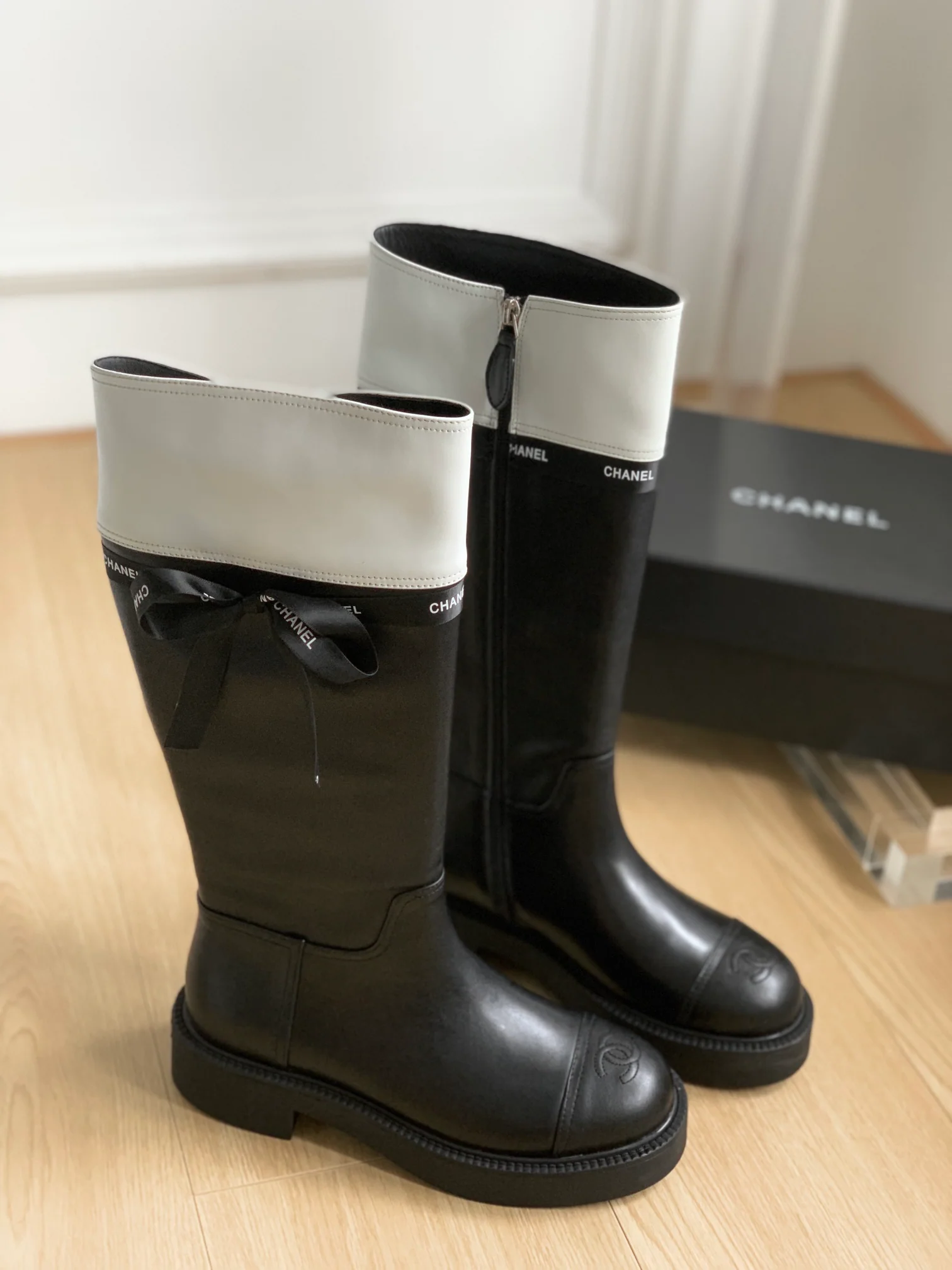 Новинка сезона осень/зима 2023 от Chanel - Коллекция сапог с лентами - Высокие сапоги - Черно-белая коллекция