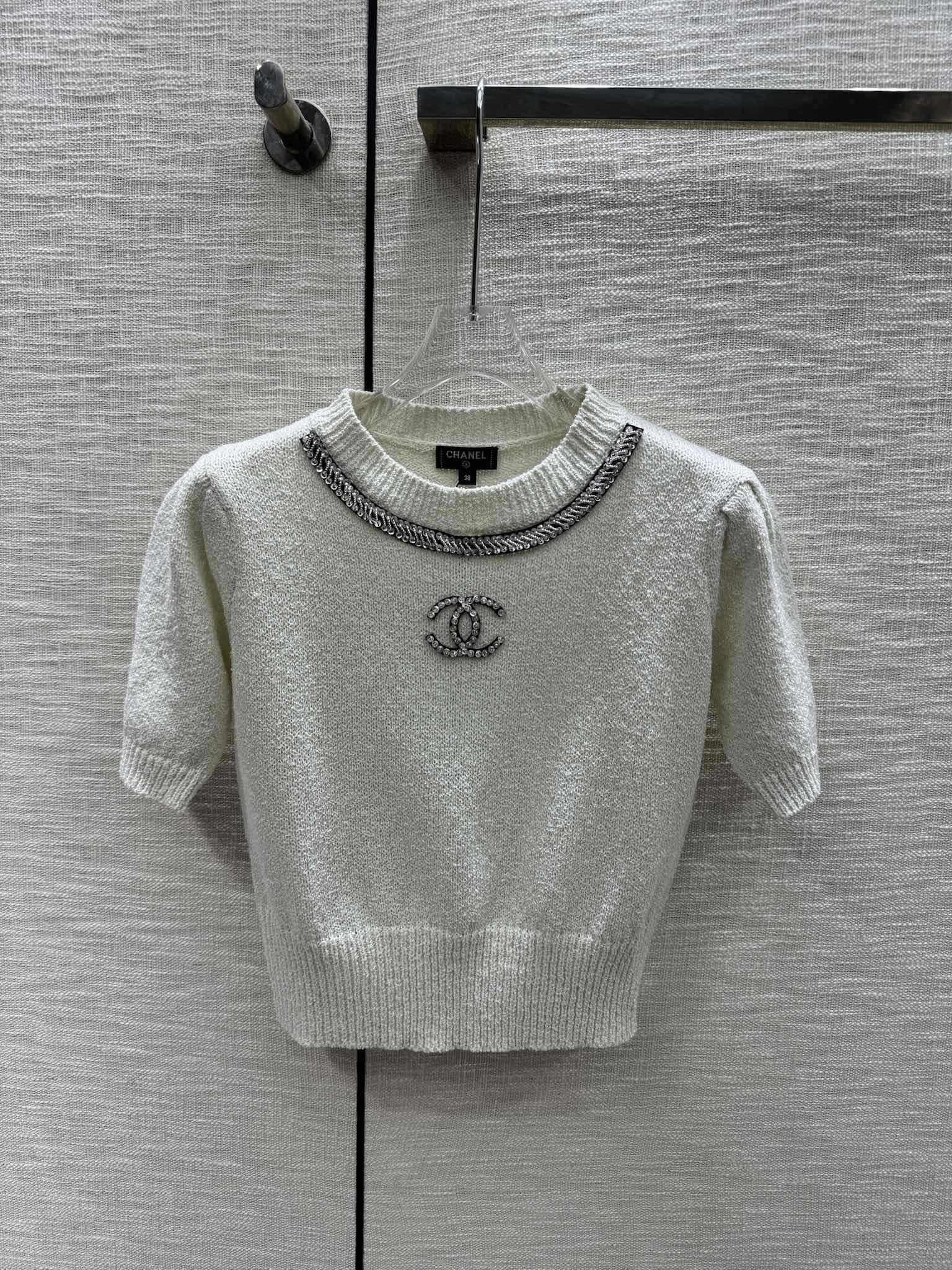 Белая трикотажная футболка Chanel 2403 с коротким рукавом и двойной буквой C.