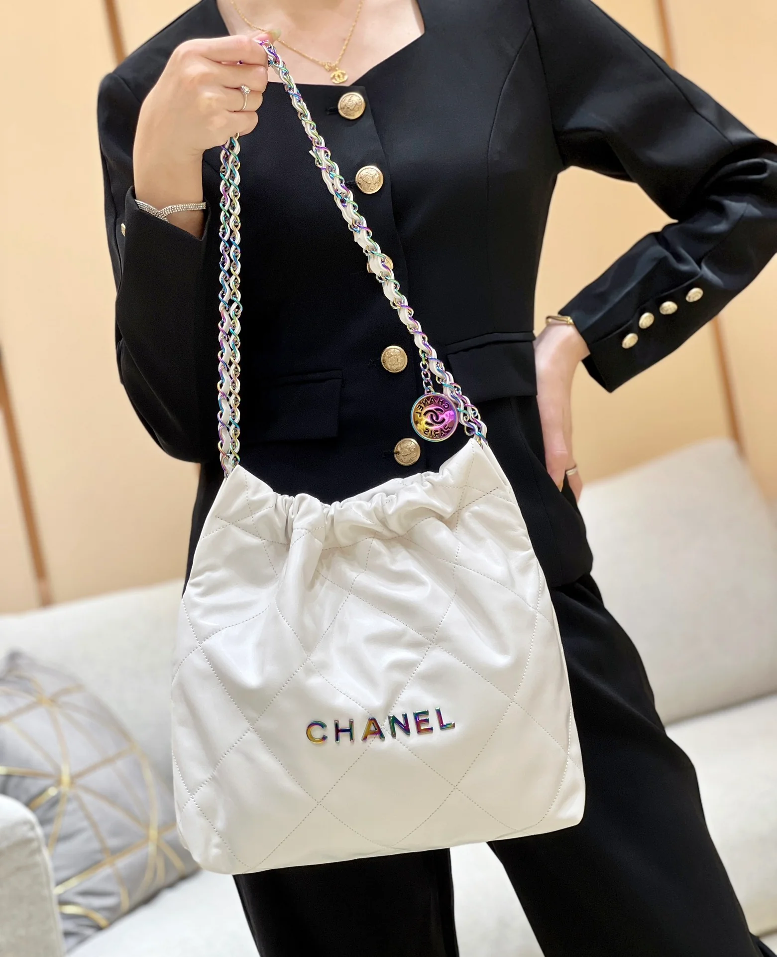 Новинка ранней весны в стиле Chanel — сумка Chanel 22, маленькая, белая.