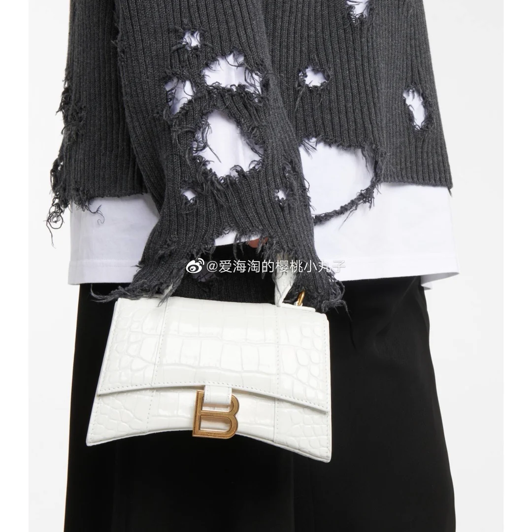 Сумка Balenciaga Hourglass - белая с крокодиловым принтом и золотой пряжкой.