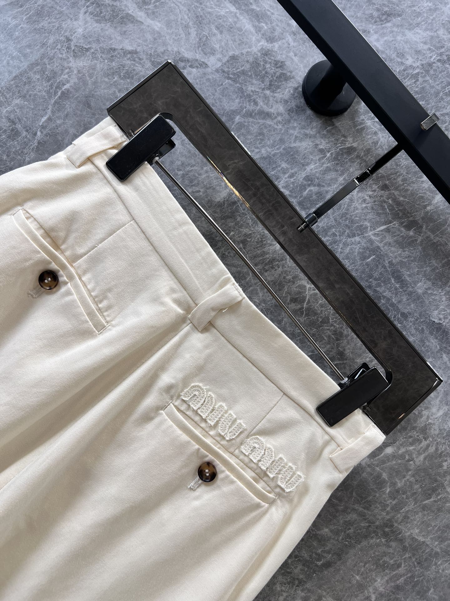 Miu Miu-2404-Milkshake Белый костюм с шортами