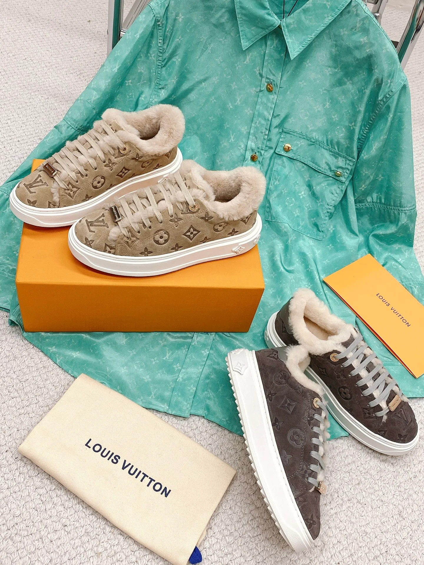 Новинка осенне-зимней коллекции LV 2022 — повседневные туфли на тиснёной платформе — коричневые.