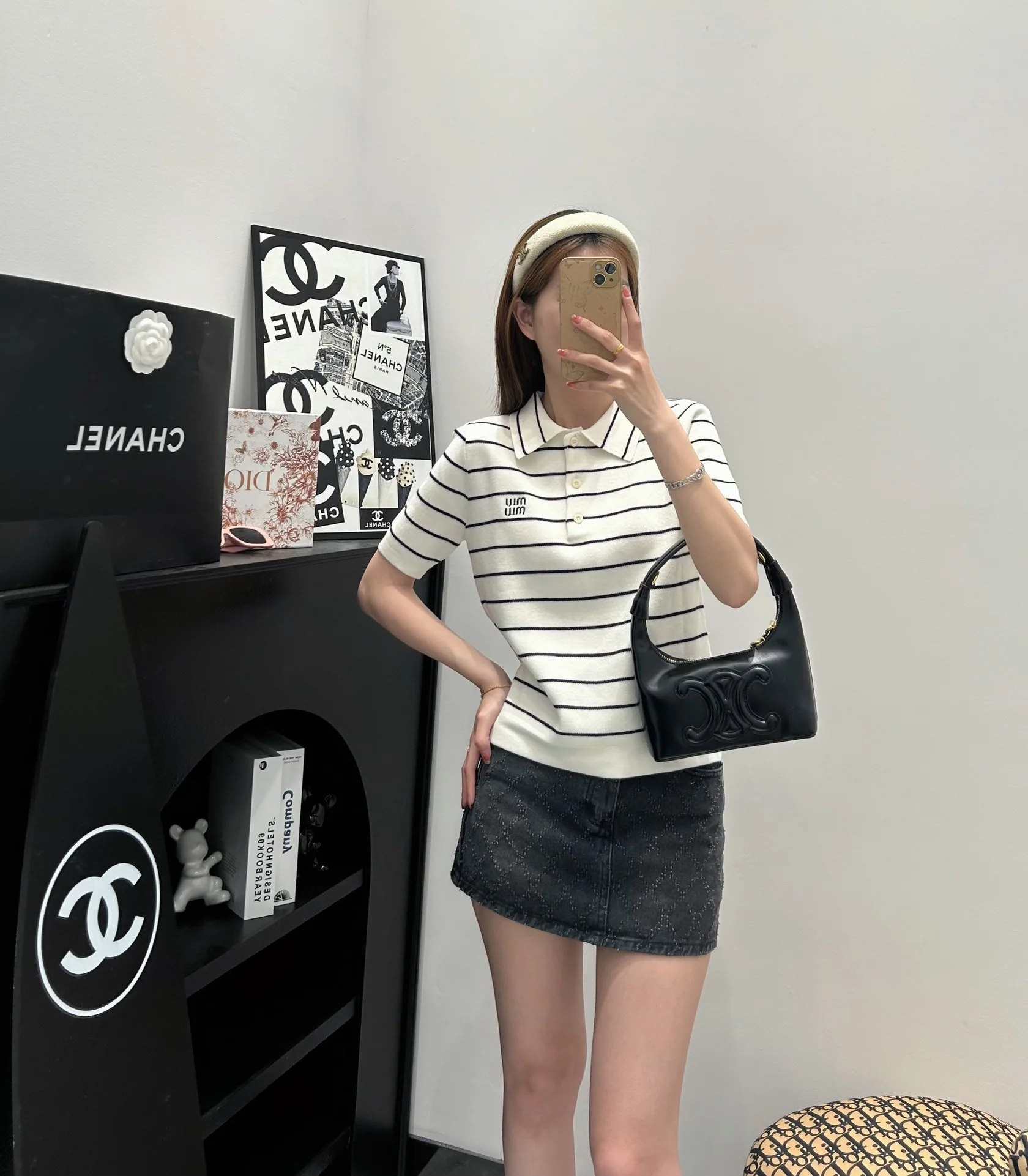 Miu Miu 2404 Трикотажный топ с короткими рукавами и воротником-поло в полоску, выполненный в технике колор-блокинга - белый