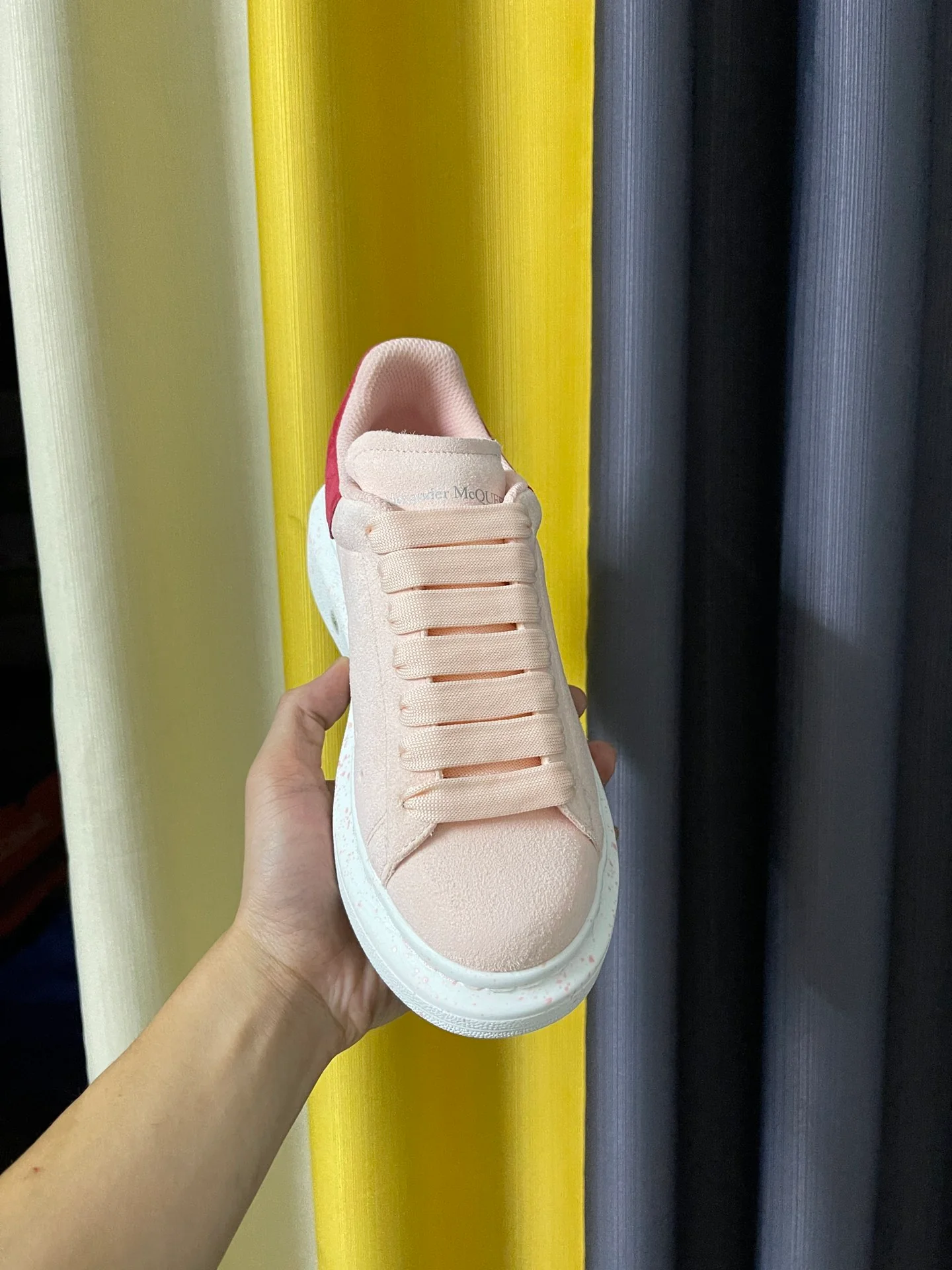 Классические белые кроссовки McQueen - унисекс - светло-розовая замша - каблук цвета розового золота