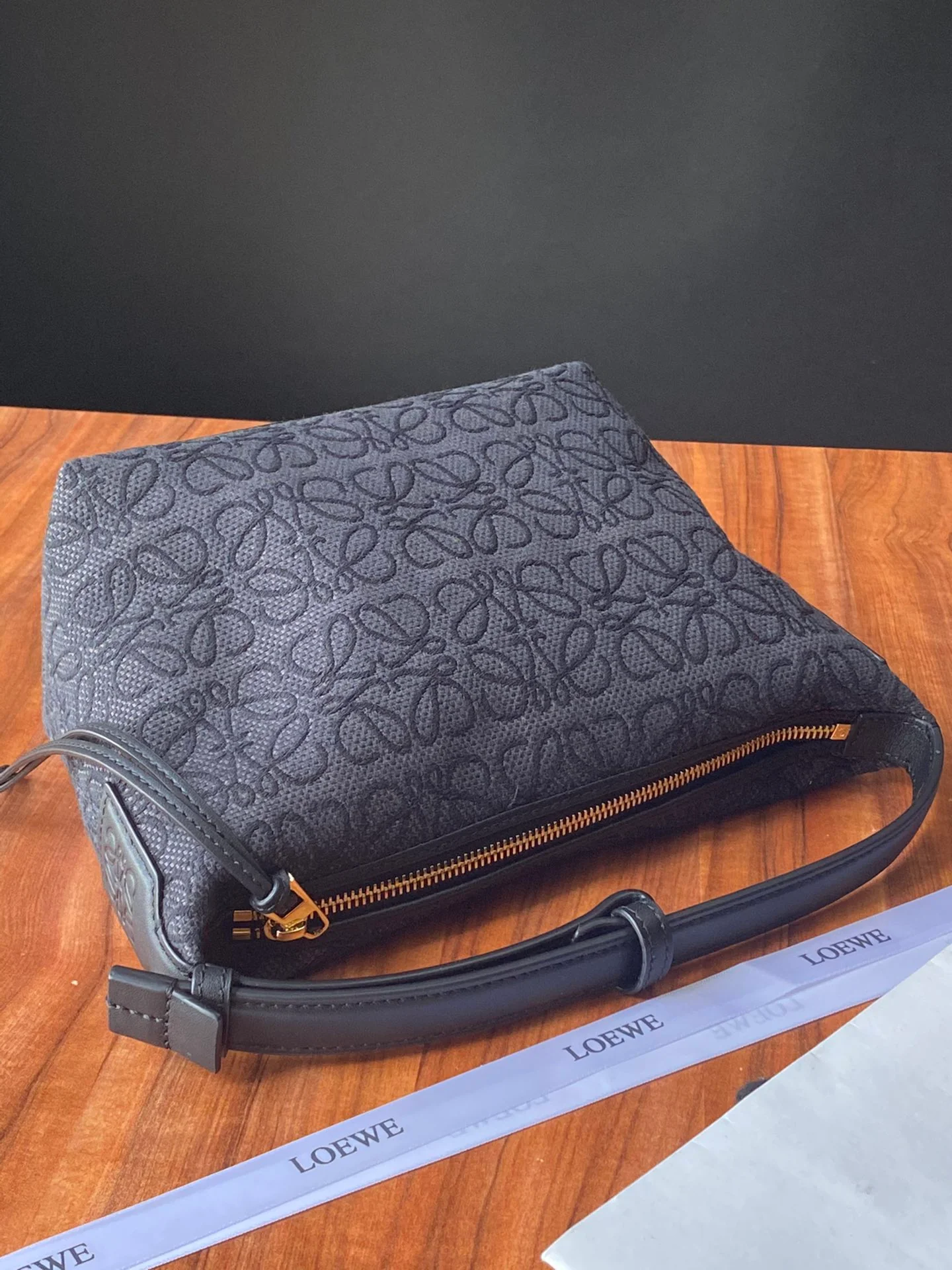 Ланч-бокс Loewe Cubi, маленький, из белой ткани с вышивкой.