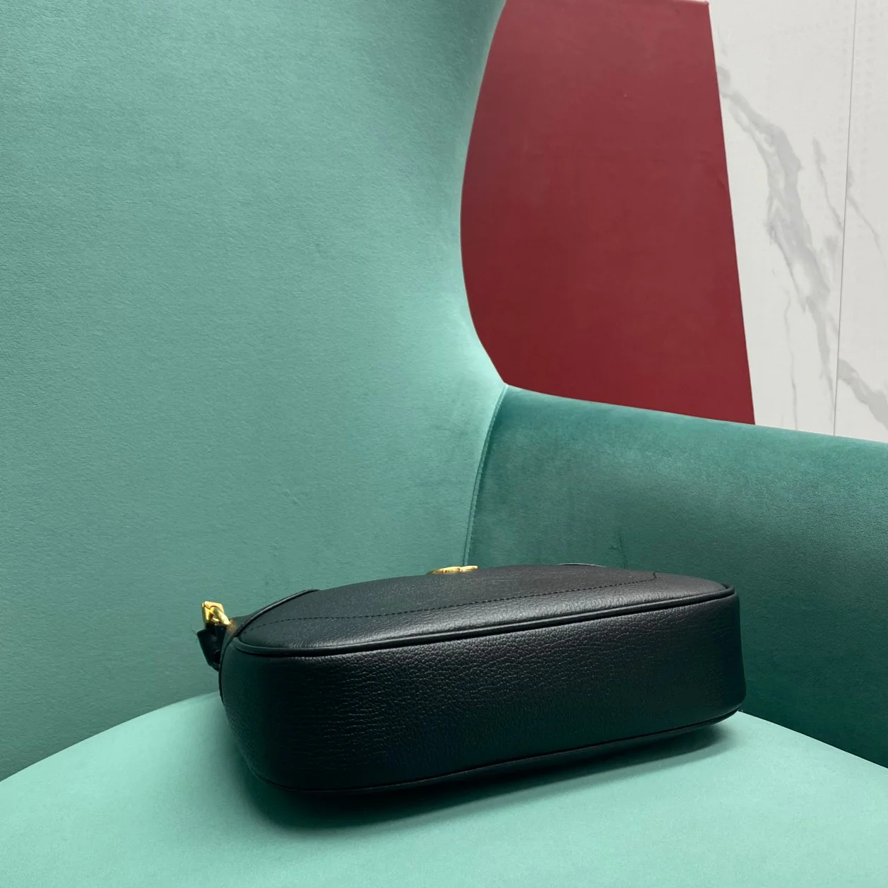 Сумка Gucci на цепочке через плечо - черная