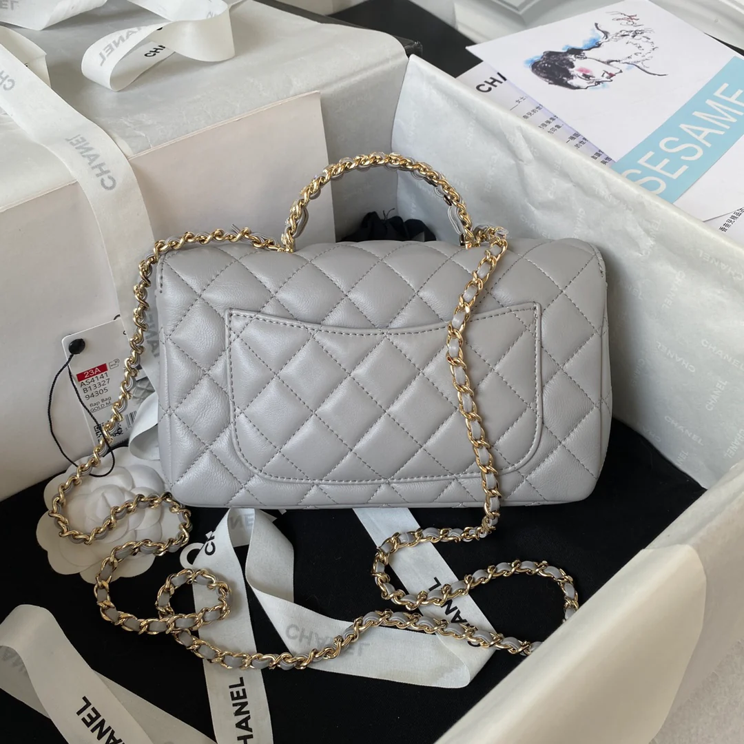 Коллекция Chanel Pre-Fall 2023 - Сумка CF с ручкой, украшенной стразами - Серая - 21 см