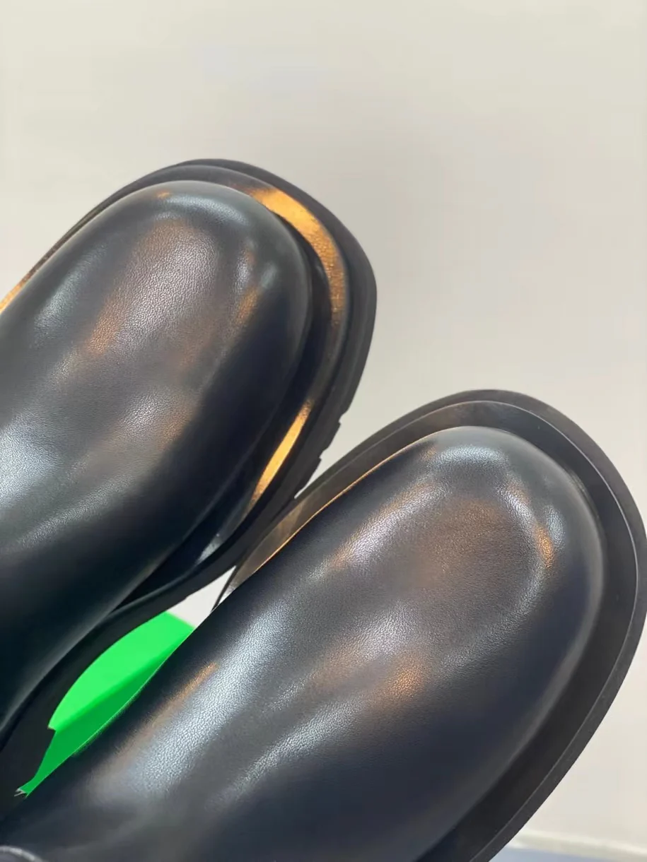 Новинка сезона осень/зима 2022 от BV - высокие сапоги с закругленным носком - модель без шнуровки сзади.