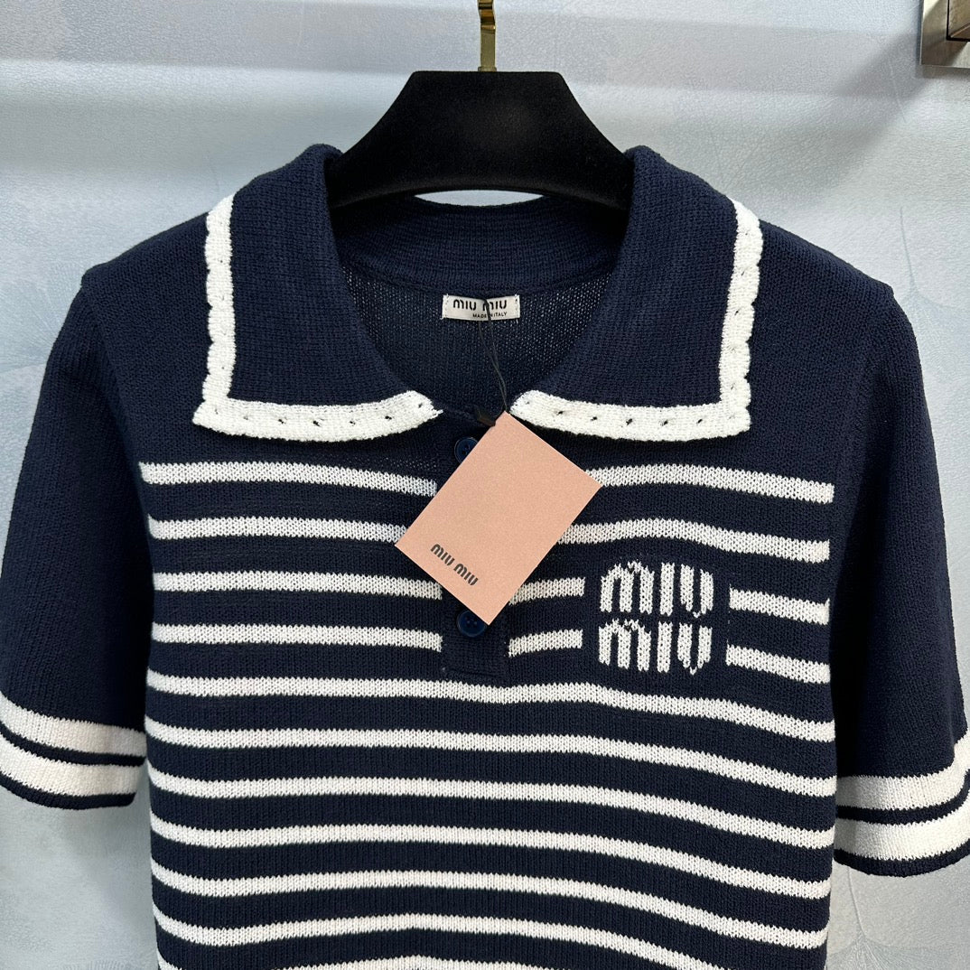 Miu Miu-2404-24 Вязаный топ в полоску с воротником и короткими рукавами для ранней весны