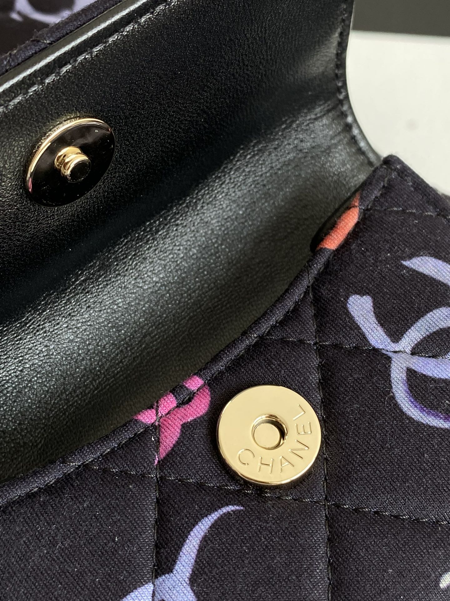 Мини-рюкзак Chanel 24c с дизайном в стиле граффити.