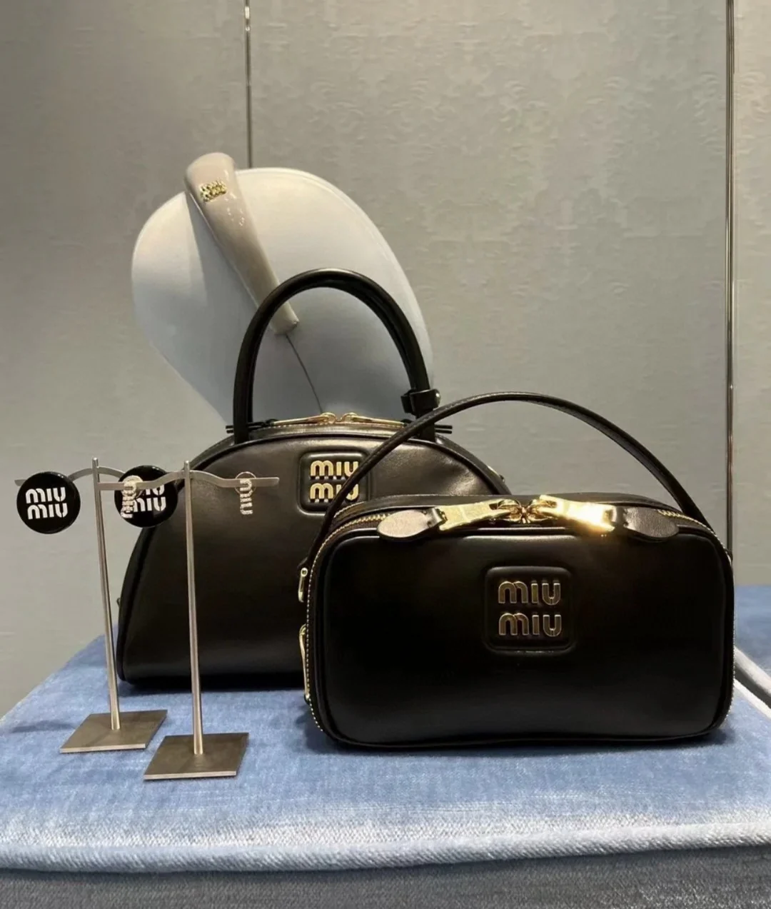 Сумка/кроссбоди для фотоаппарата Miu Miu из осенне-зимней коллекции - полностью кожаная, черная.